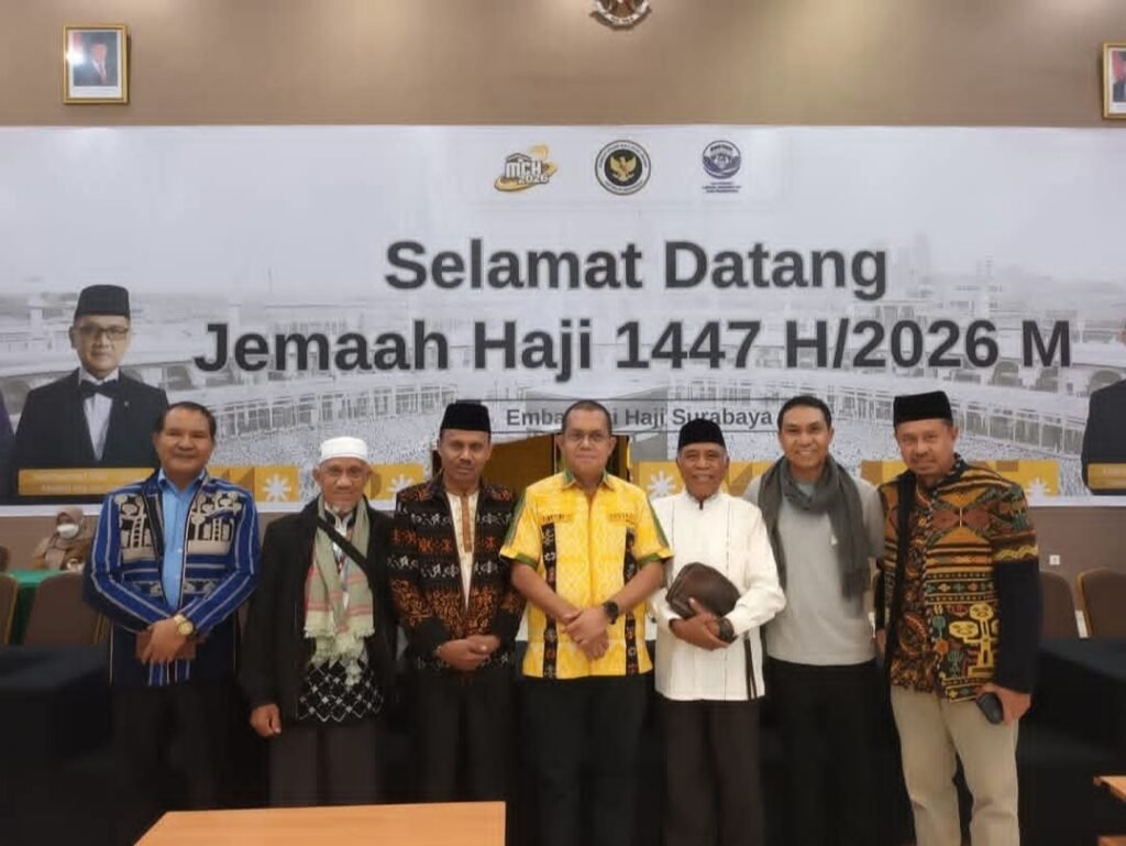 487 Jemaah Haji NTT Tiba dari Tanah Suci, Gubernur Melki Ajak Jadi Teladan di Masyarakat 10 Sambut jamaah haji ntt 1