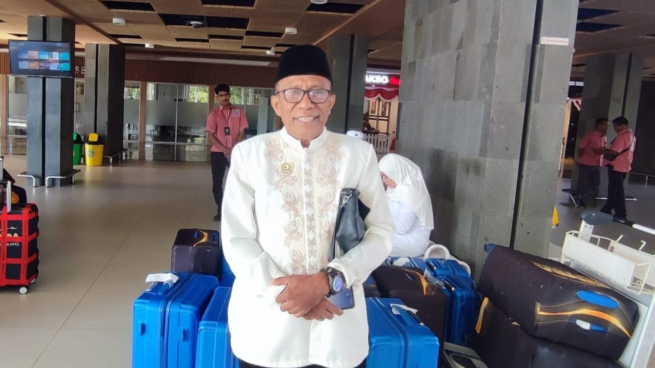 Mengantar Tamu Allah ke Tanah Suci, Ketua IPHI NTT Drs. H. Jamaluddin Ahmad, M.M. Iringi Keberangkatan Jamaah Umrah Ameera Mekkah sebagai Wujud Komitmen IPHI NTT Melayani Umat 1 1. Ameera 2 edited