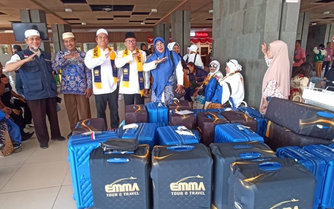 Haru di Bandara El Tari, Ketua IPHI NTT H. Jamaluddin Ahmad Dampingi Jamaah Umrah Ameera Mekkah hingga Pintu Keberangkatan 2 1. Ameera 3