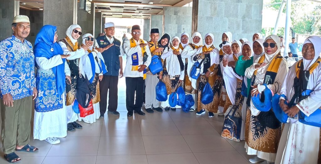 Mengantar Tamu Allah ke Tanah Suci, Ketua IPHI NTT Drs. H. Jamaluddin Ahmad, M.M. Iringi Keberangkatan Jamaah Umrah Ameera Mekkah sebagai Wujud Komitmen IPHI NTT Melayani Umat 9 1. Pelepasan Ameera1 scaled