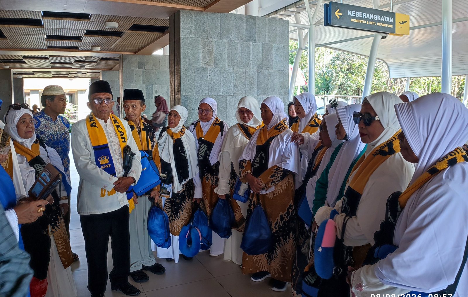 Haru di Bandara El Tari, Ketua IPHI NTT H. Jamaluddin Ahmad Dampingi Jamaah Umrah Ameera Mekkah hingga Pintu Keberangkatan 1 5. Ameera 5 scaled 1