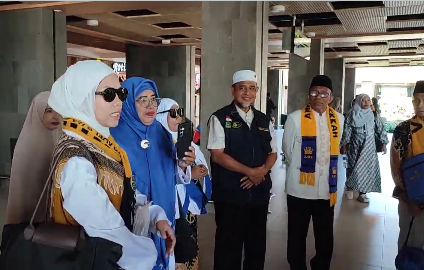 Haru di Bandara El Tari, Ketua IPHI NTT H. Jamaluddin Ahmad Dampingi Jamaah Umrah Ameera Mekkah hingga Pintu Keberangkatan 3 7.ameera 7