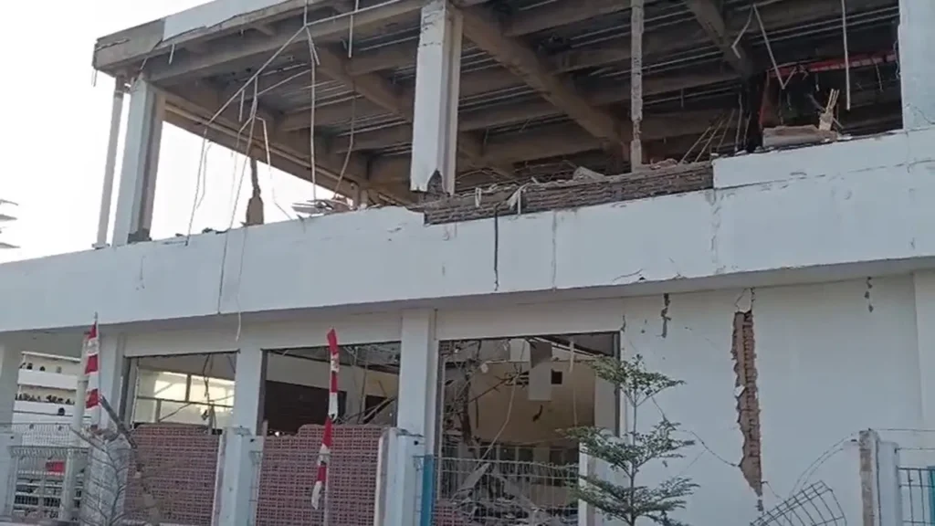 Ruang Tunggu Pelabuhan Lorens Say Maumere Ambruk Diguncang Gempa, Ratusan Penumpang Berhamburan 5 maumere 2
